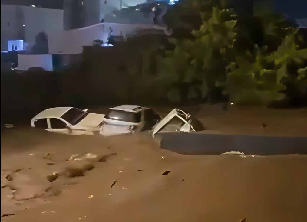 সৌদির দক্ষিণ-পশ্চিমাঞ্চলে হঠাৎ বন্যায় ভেসে যাচ্ছে গাড়ি (ভিডিও)