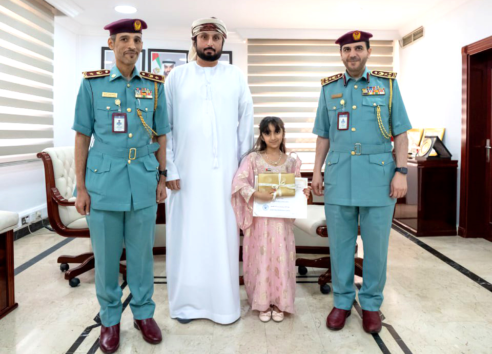 আমিরাতে জনসাধারণের কাছে পাওয়া টাকা ফেরত দেওয়ায় তরুণীকে সম্মাননা দিলো পুলিশ