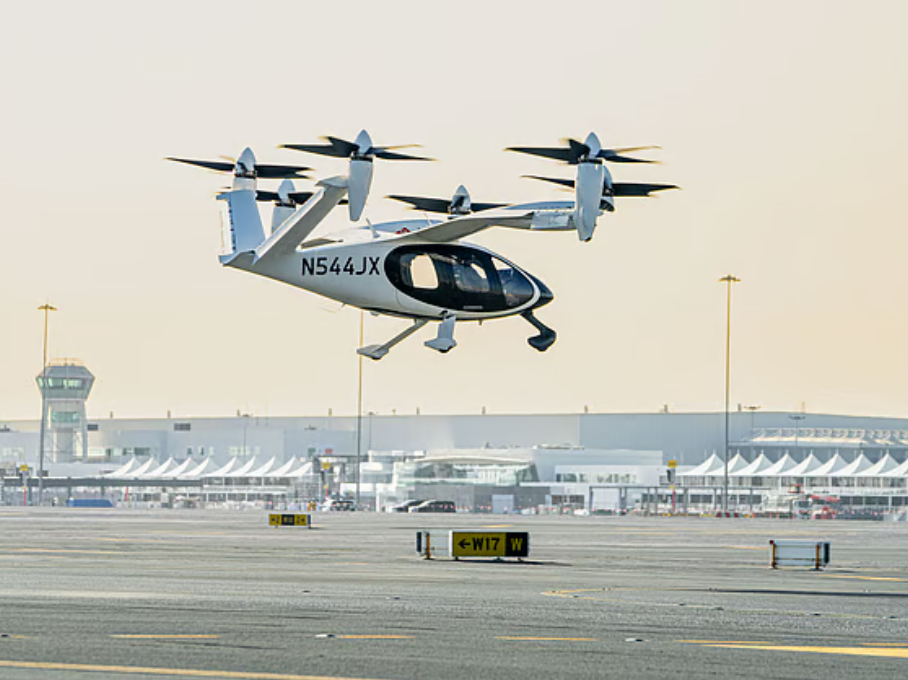 আল মাকতুম বিমানবন্দরে অবতরণ করেছে দুবাইয়ের প্রথম মানবচালিত বিমান ট্যাক্সি ফ্লাইট