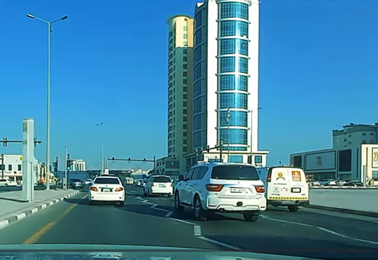 আমিরাতে গাড়ি চালানোর প্রতিযোগীতা করে ধরা পড়ে ২ হাজার দিরহাম করে জরিমানা গুনল ৪ চালক