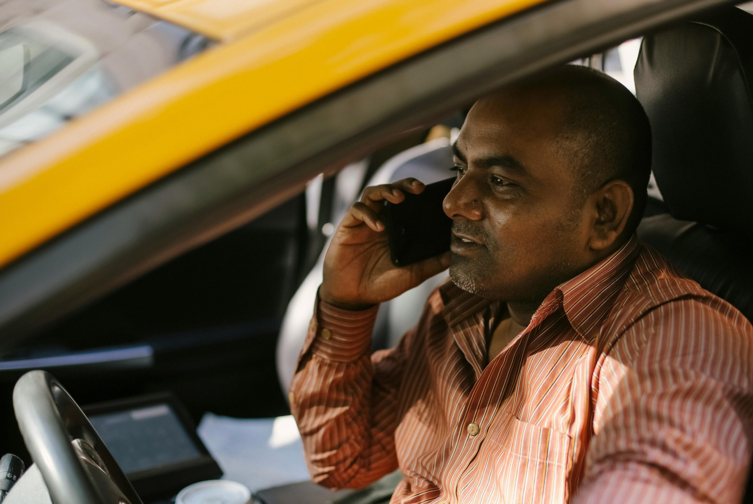 দুবাইয়ে গাড়ি চালানোর সময় মোবাইল ব্যবহার করে ধরা খেল ৪ হাজারের বেশি ড্রাইভার