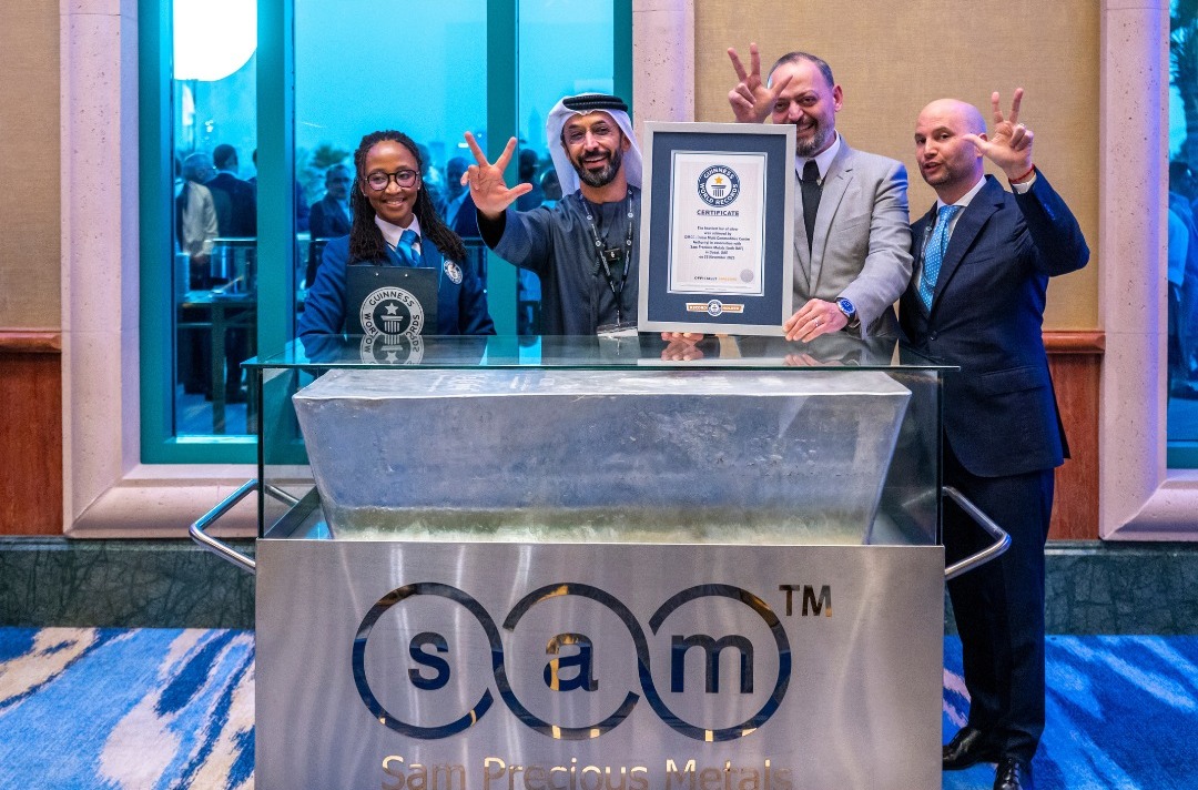 আমিরাতে ১,৯৭১ কেজির বিশ্বের বৃহত্তম রূপালী বারের নাম উঠল গিনেস রেকর্ডে