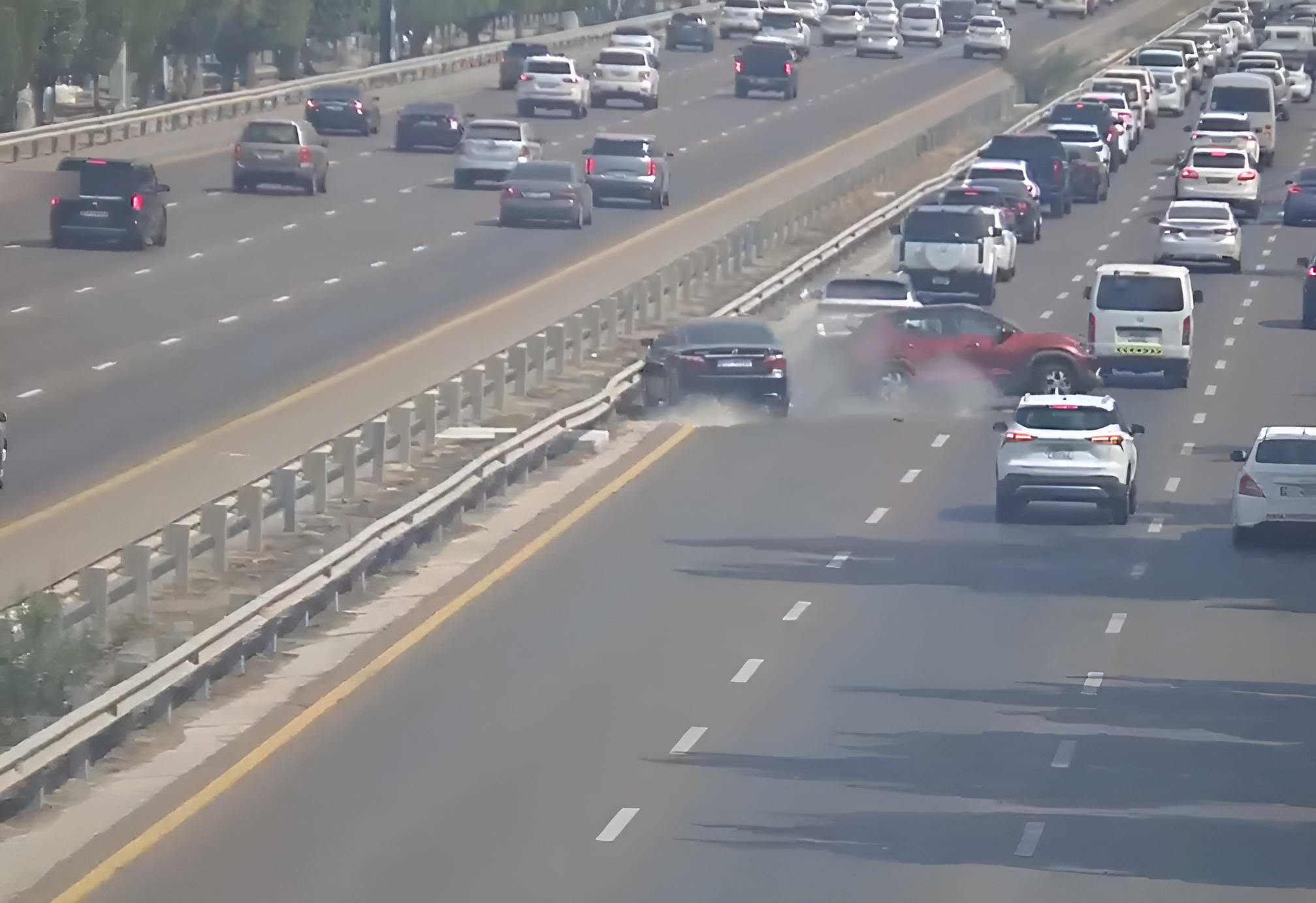 আমিরাতের রাস্তায় বিক্ষিপ্তভাবে ভ*য়াবহ দু*র্ঘটনা, ভিডিও শেয়ার করল পুলিশ (ভিডিও)