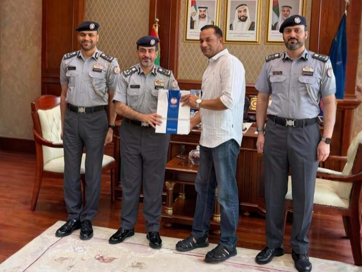 সৎ কাজের জন্য প্রবাসীকে সম্মানিত করল আবুধাবি পুলিশ