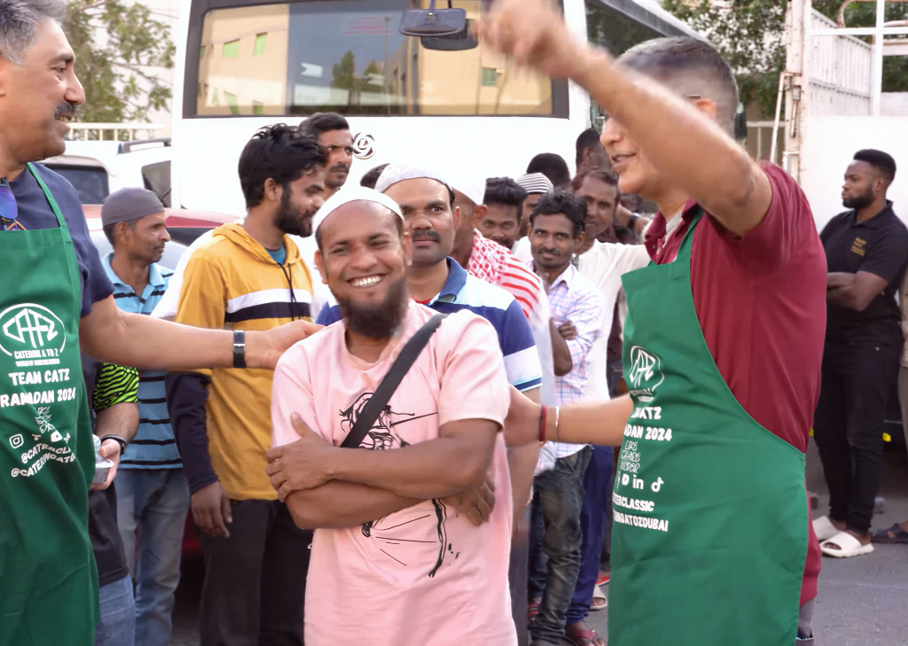 আমিরাতে রমজানে স্বেচ্ছাসেবক হিসেবে কাজ করবেন কোথায় ও কীভাবে