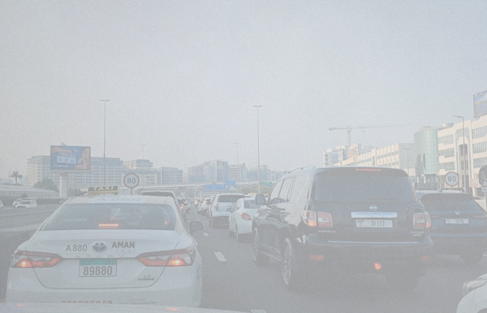 ঘন কুয়াশা ও ভারী যানবাহনের কারণে দুবাই ও শারজাহ জুড়ে বড় ধরনের যানজট