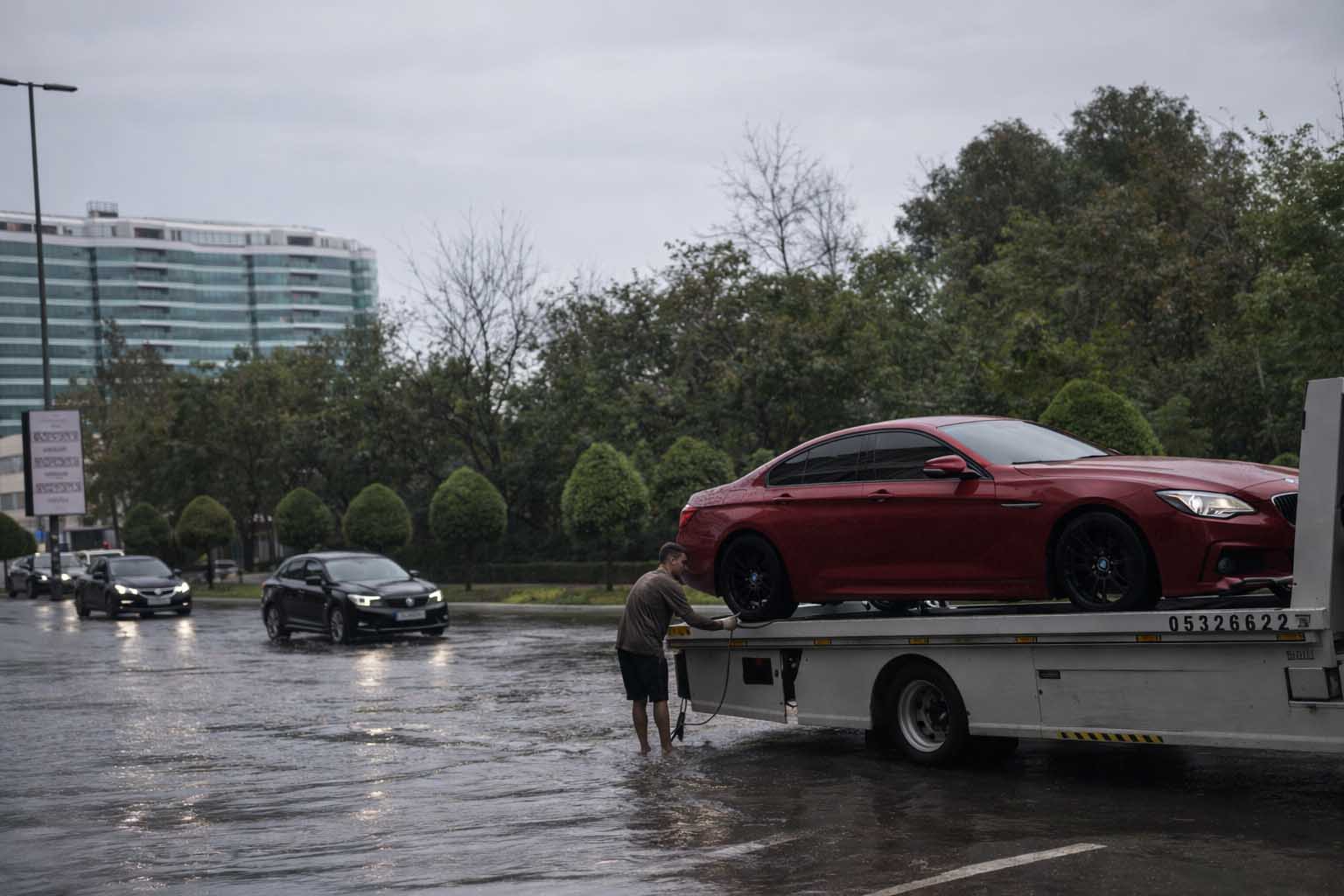 আবুধাবিতে তুমুল বৃষ্টিপাত ও শিলাবৃষ্টির সতর্কতা জারি করা হয়েছে