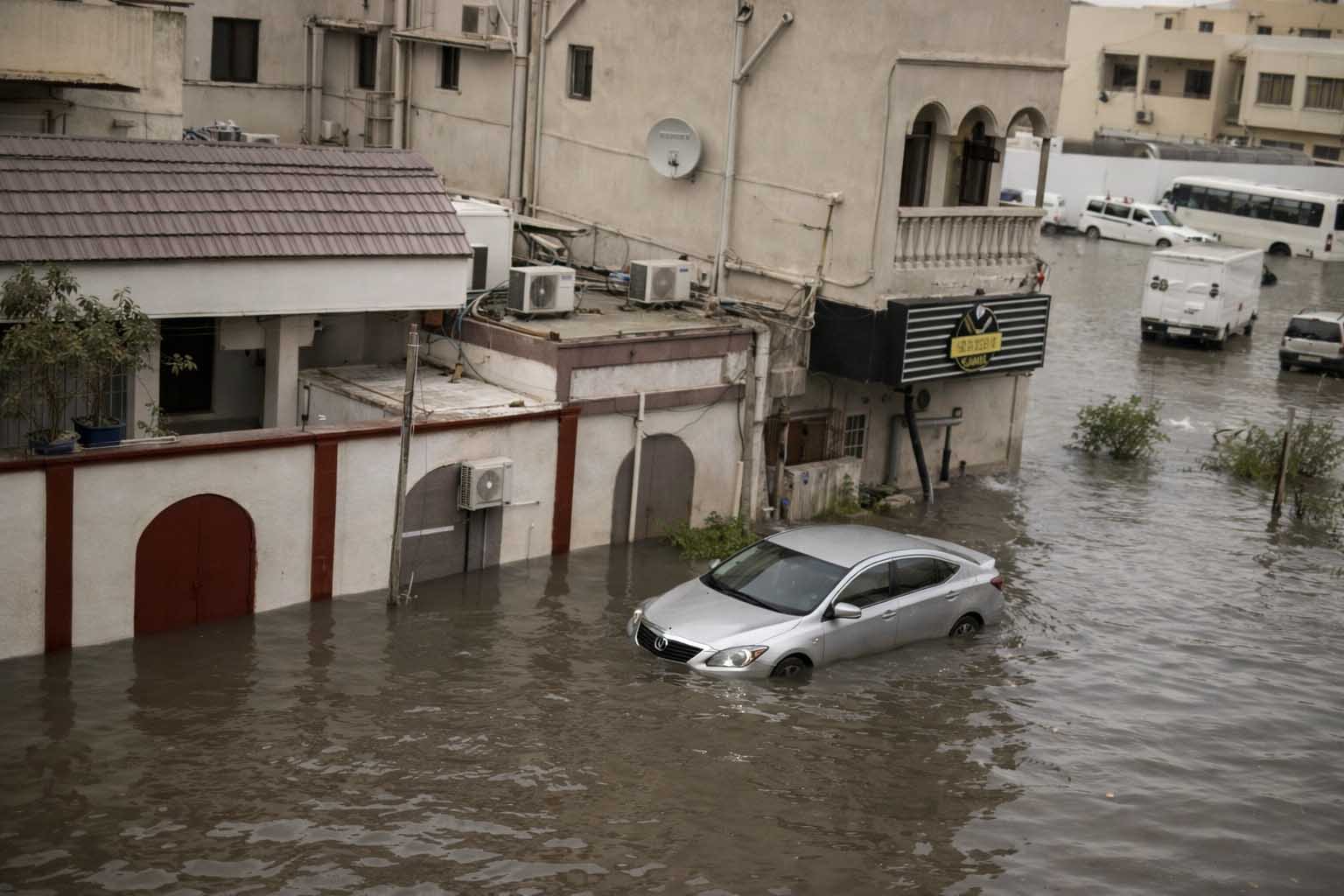 আজমানে বৃষ্টিপাতের পর রোগের ঝুঁকি এড়াতে স্বাস্থ্য সতর্কতা জারি