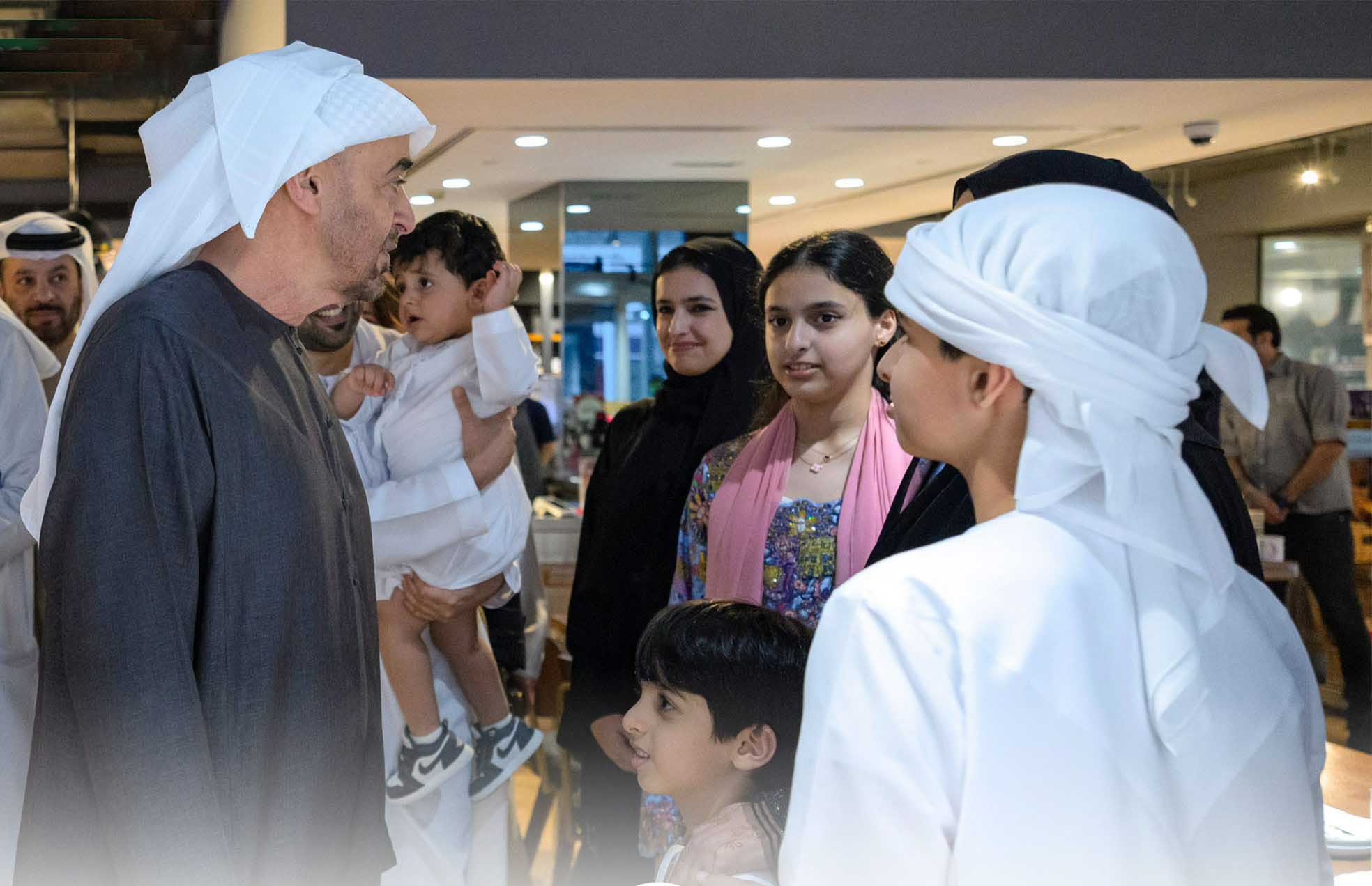 রেস্তোরাঁ পরিদর্শনে গিয়ে আমিরাতি পরিবারের সঙ্গে মিশে গেলেন আমিরাতের প্রেসিডেন্ট