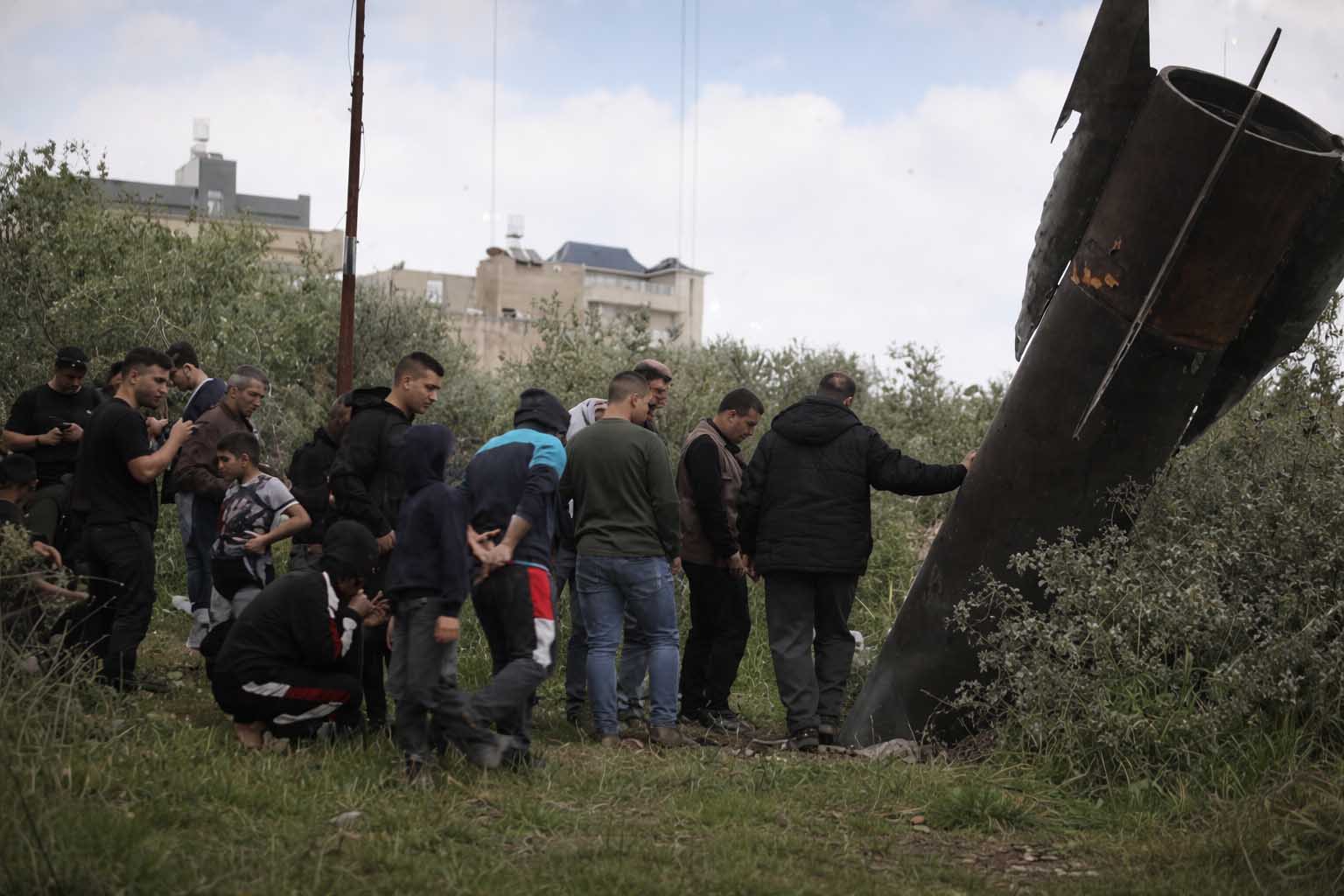 আমিরাতে মি’সা’ই’লে’র ধ্বংসাবশেষ পড়ে আ*হ*ত পাঁচ এশিয়ান নাগরিক